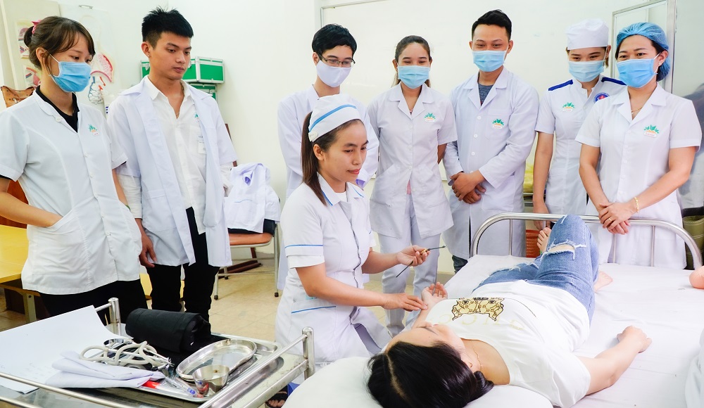 Bằng y sĩ đa khoa là gì? Thủ tục cấp bằng và cơ hội làm việc