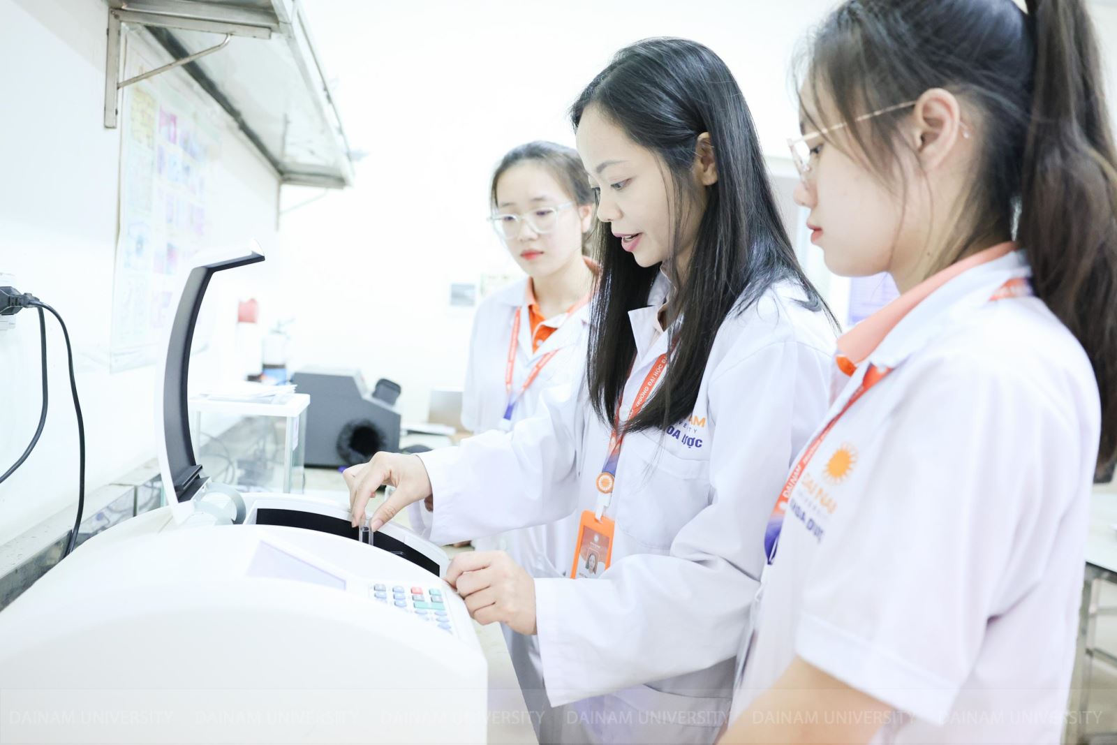 Sinh viên ngành dược